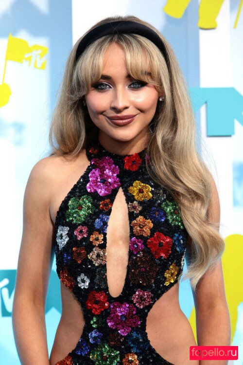 Sabrina Carpenter Nude Onlyfans Photo 49