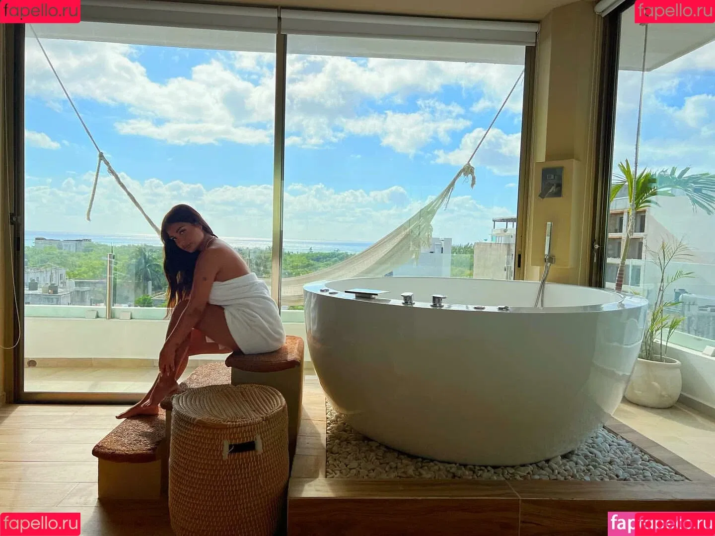 Helia Soltani Onlyfans Photo Gallery 
