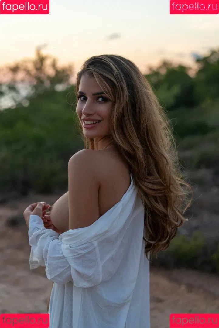Laura Schultz Onlyfans Photo Gallery 