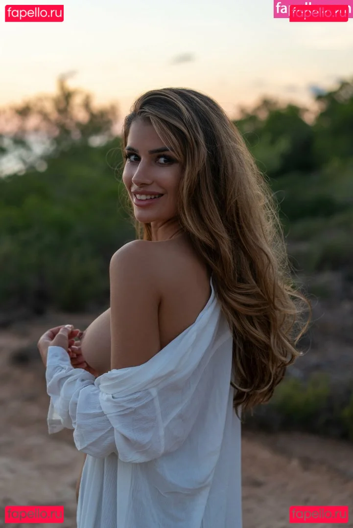 Laura Schultz Onlyfans Photo Gallery 