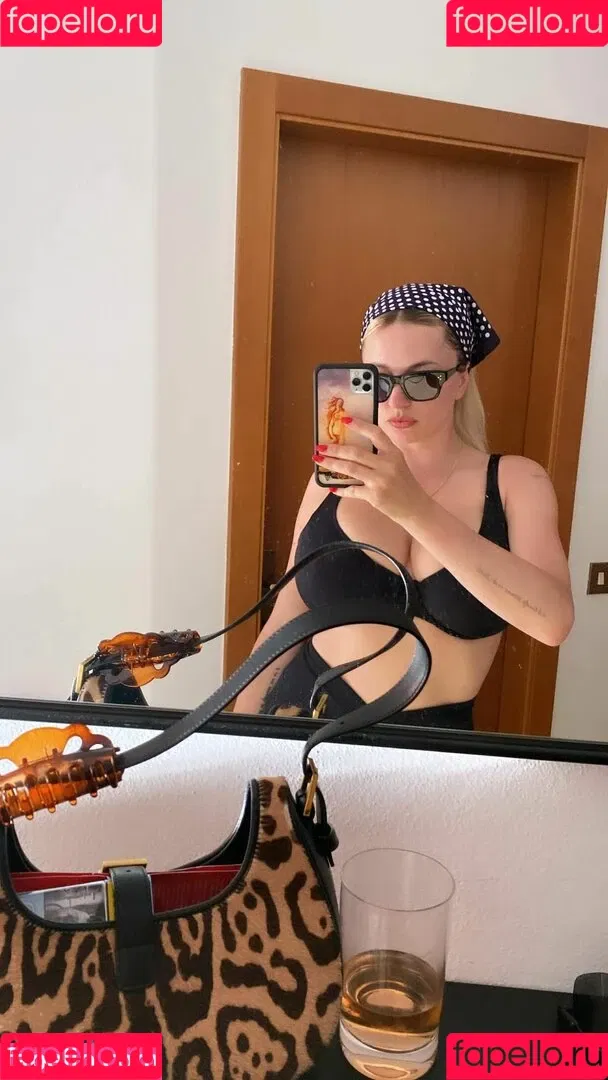 Caroline Vreeland Onlyfans Photo Gallery 