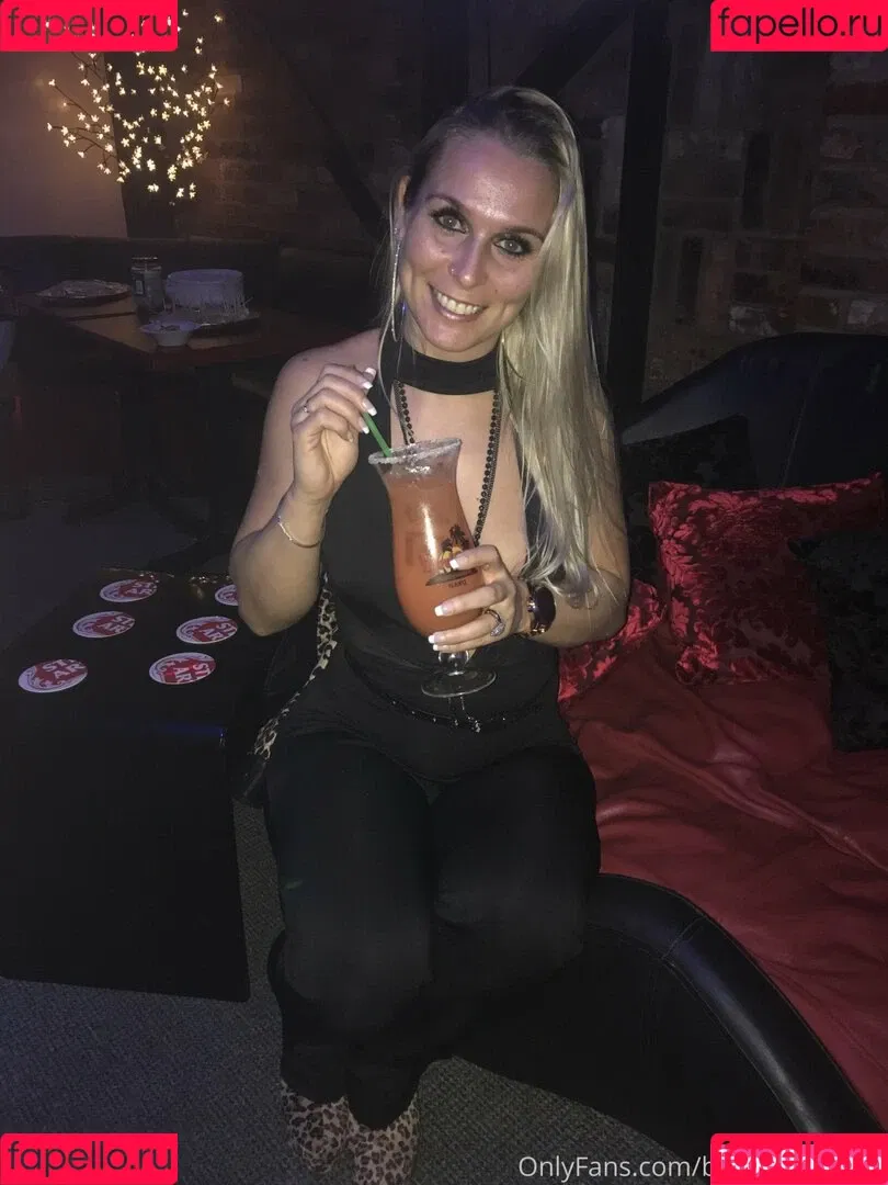 ukhotwife Onlyfans Photo Gallery 