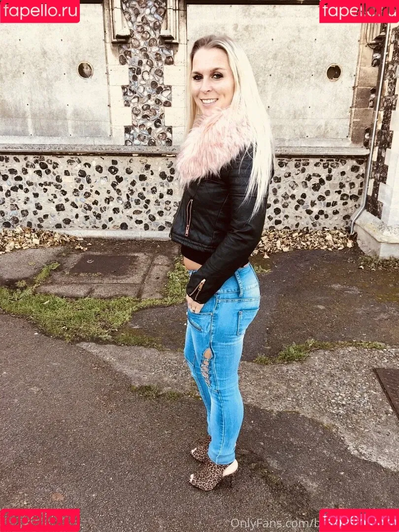 ukhotwife Onlyfans Photo Gallery 