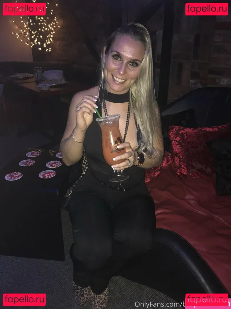 ukhotwife Onlyfans Photo Gallery 