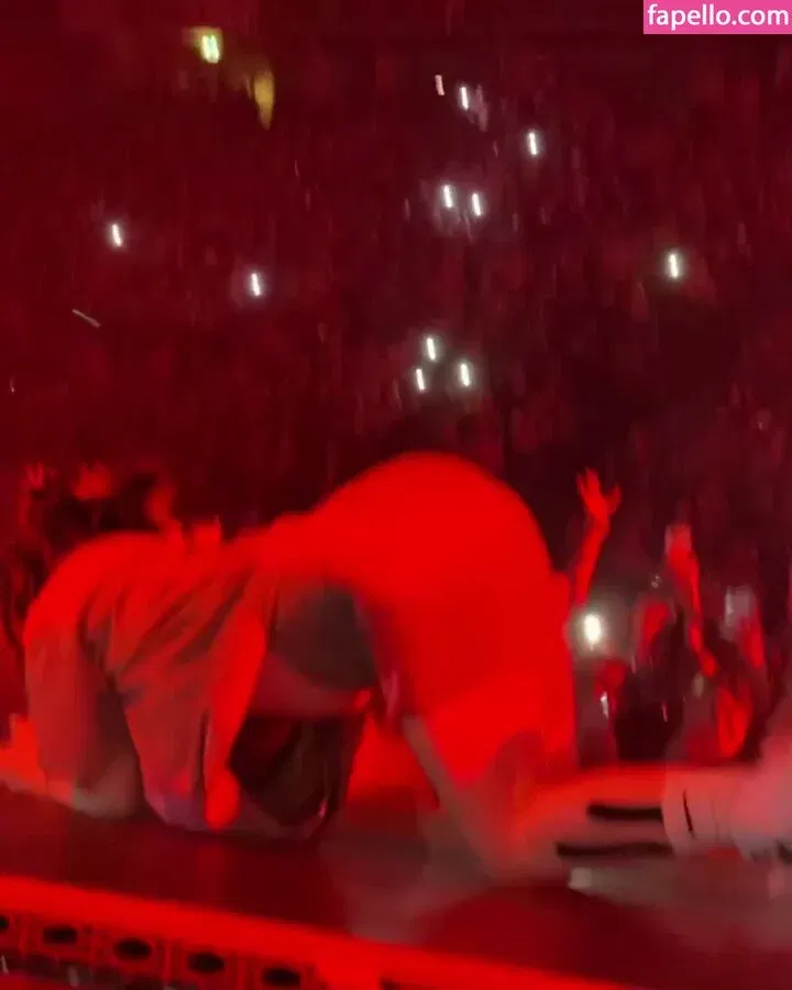 Billie Eilish Onlyfans Photo Gallery 