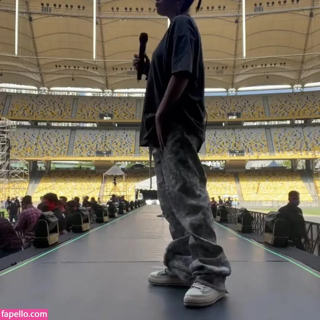 Billie Eilish Onlyfans Photo Gallery 