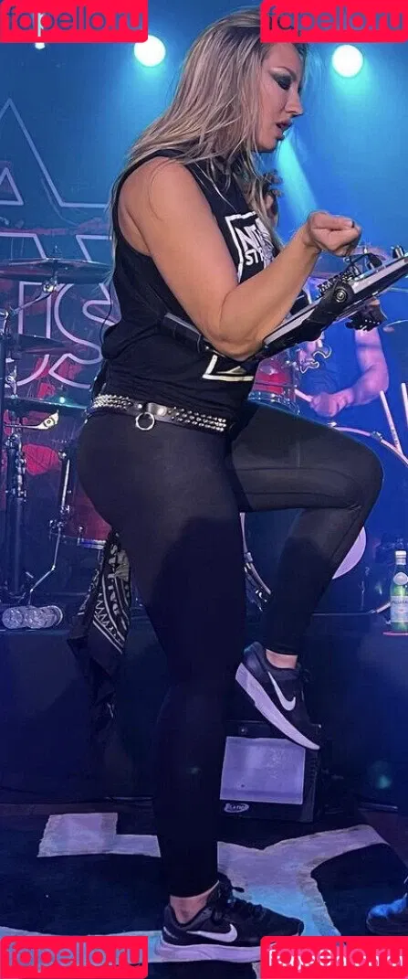 WomenMetal Onlyfans Photo Gallery 