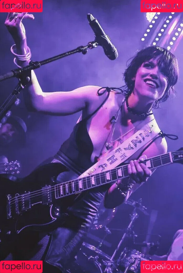 WomenMetal Onlyfans Photo Gallery 