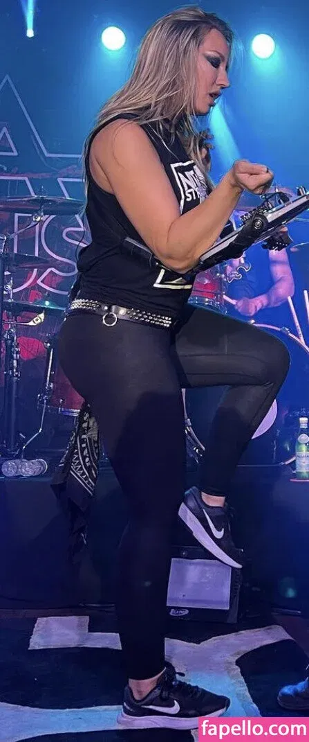 WomenMetal Onlyfans Photo Gallery 