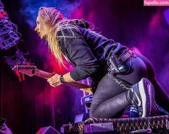 WomenMetal Onlyfans Photo Gallery 
