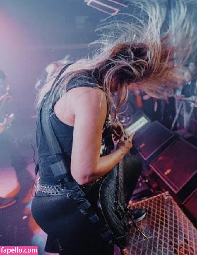 WomenMetal Onlyfans Photo Gallery 