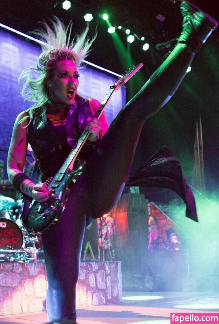 WomenMetal Onlyfans Photo Gallery 