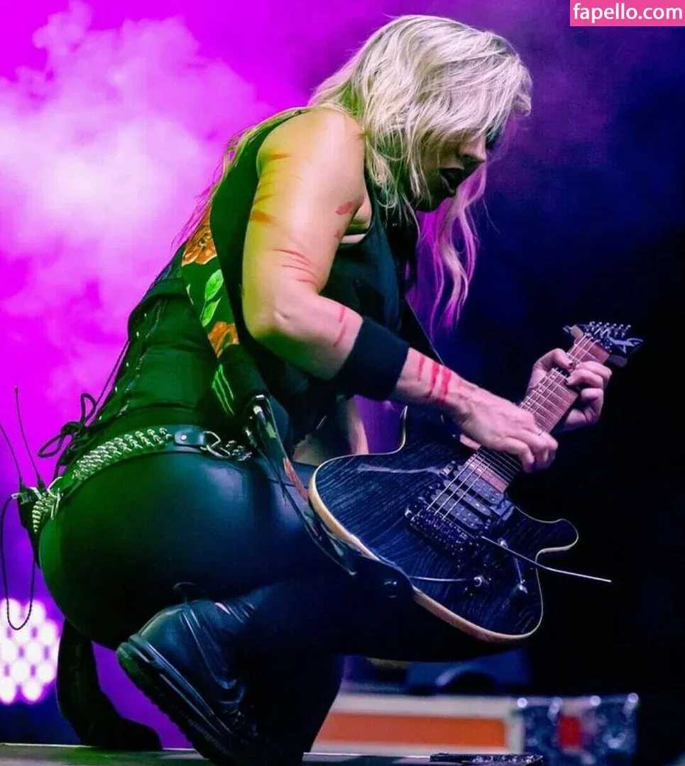 WomenMetal Onlyfans Photo Gallery 