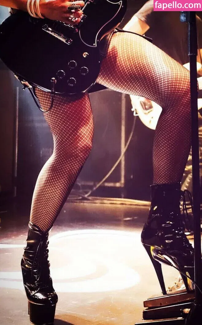 WomenMetal Onlyfans Photo Gallery 