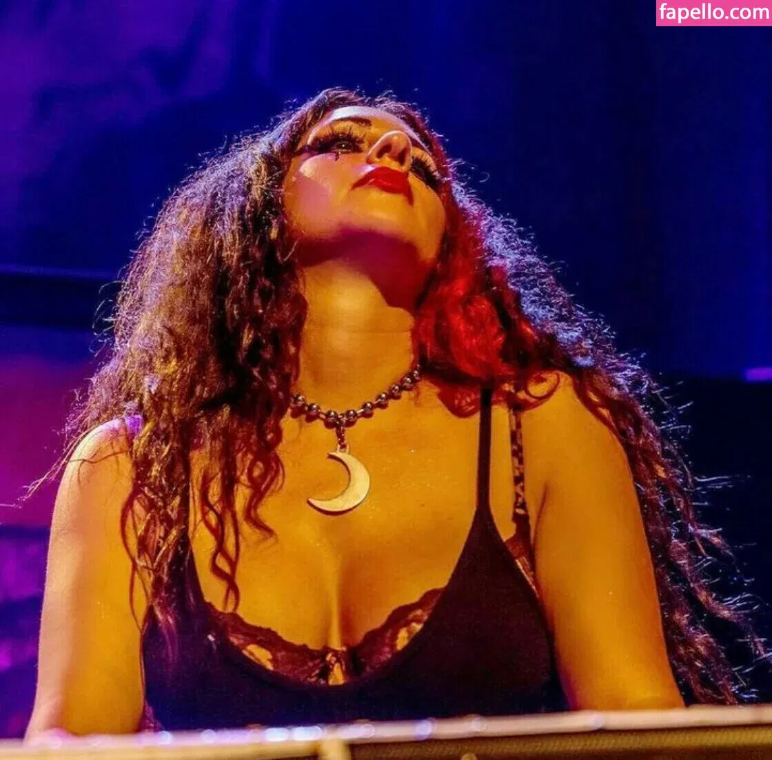 WomenMetal Onlyfans Photo Gallery 