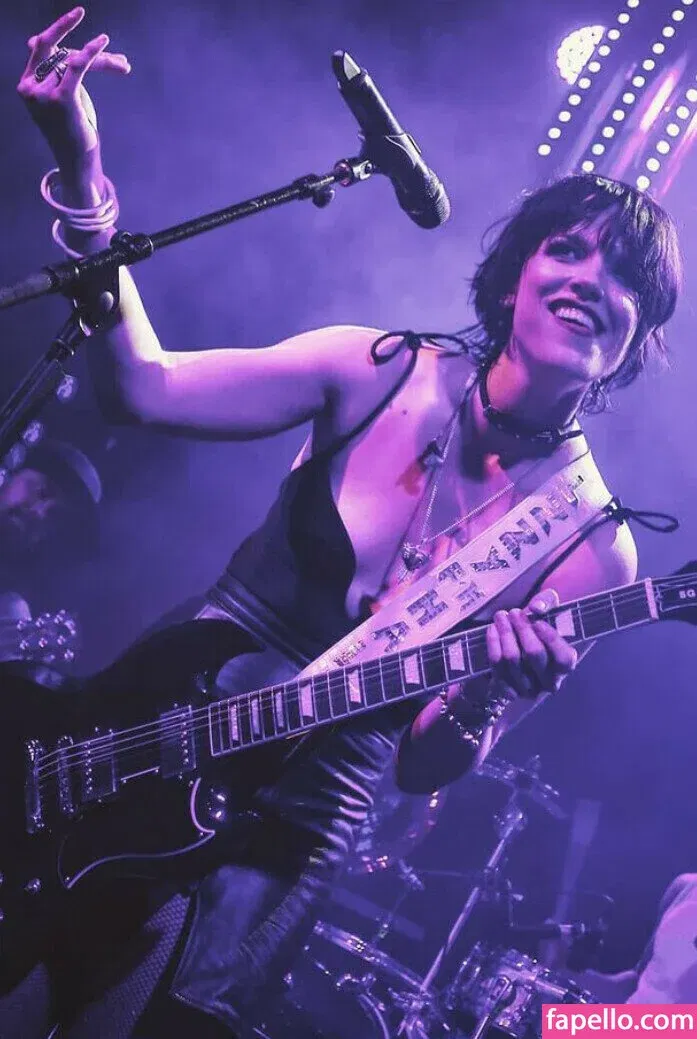 WomenMetal Onlyfans Photo Gallery 