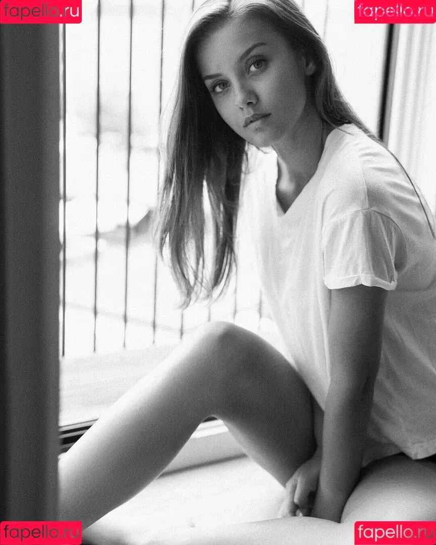 Nicola Cavanis Onlyfans Photo Gallery 
