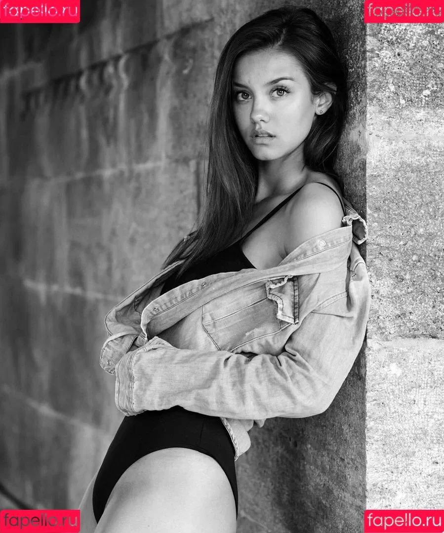 Nicola Cavanis Onlyfans Photo Gallery 