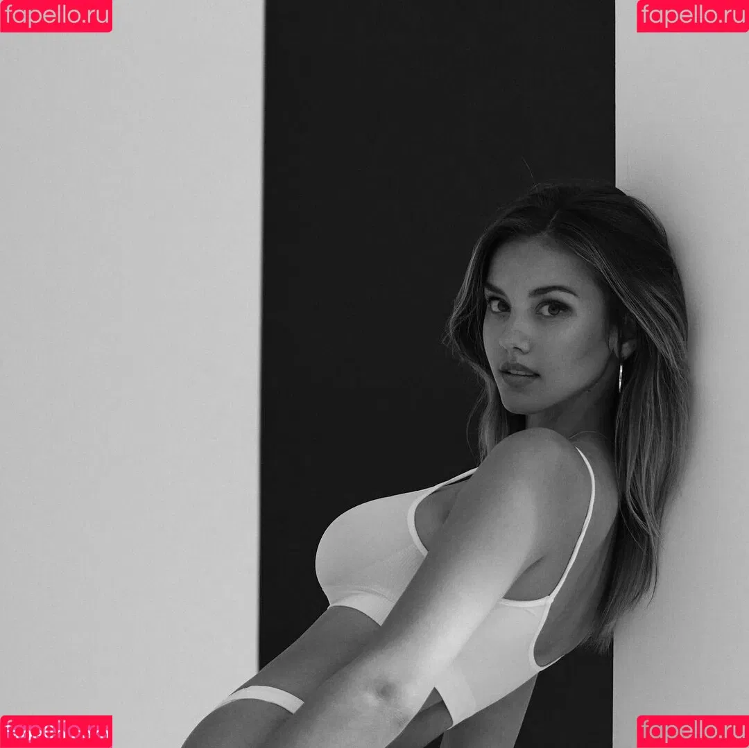 Nicola Cavanis Onlyfans Photo Gallery 