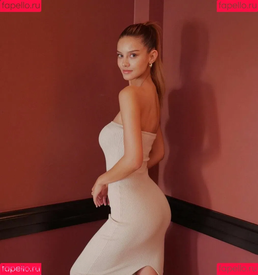 Nicola Cavanis Onlyfans Photo Gallery 