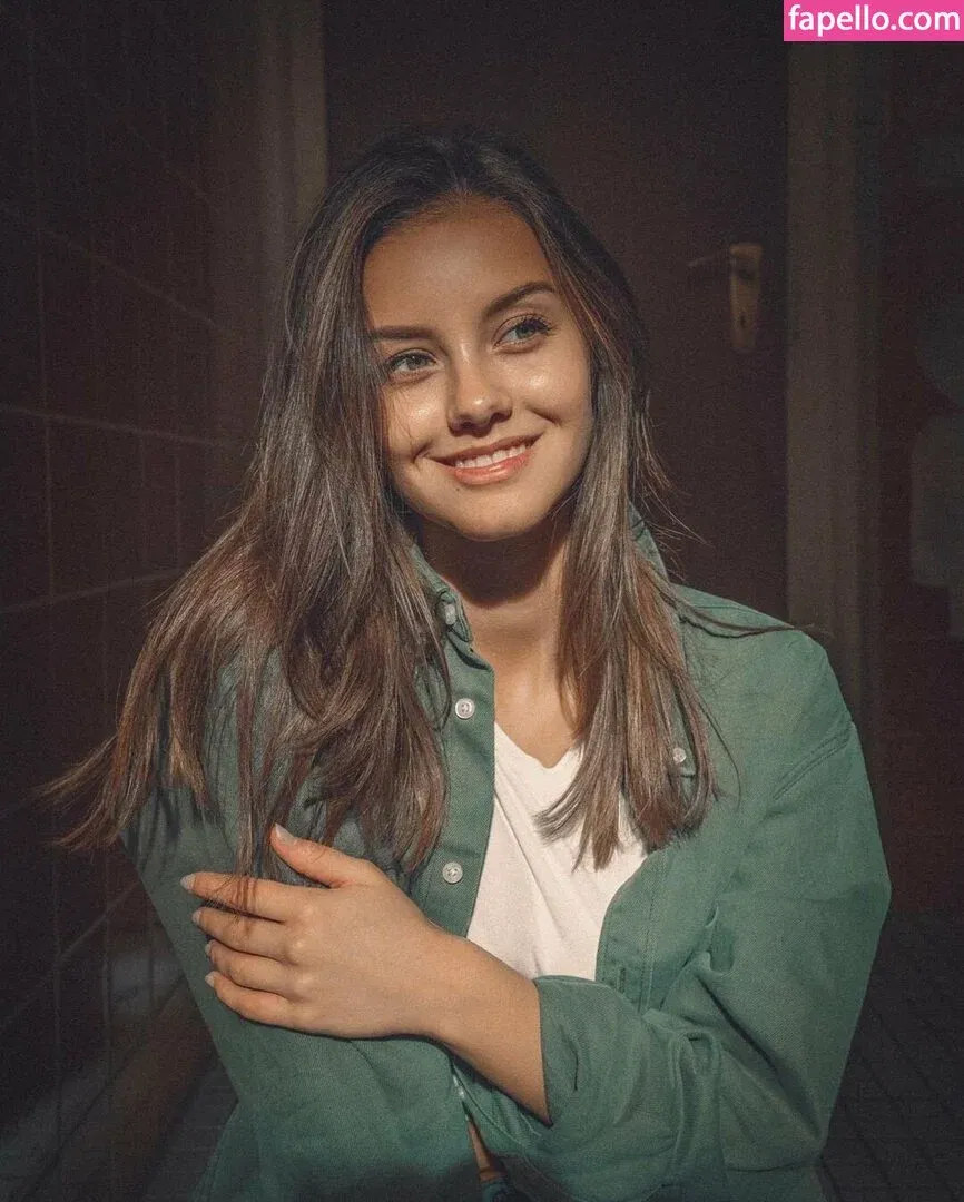 Nicola Cavanis Onlyfans Photo Gallery 