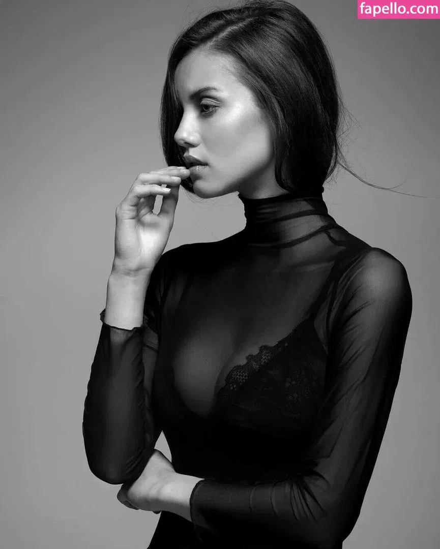 Nicola Cavanis Onlyfans Photo Gallery 