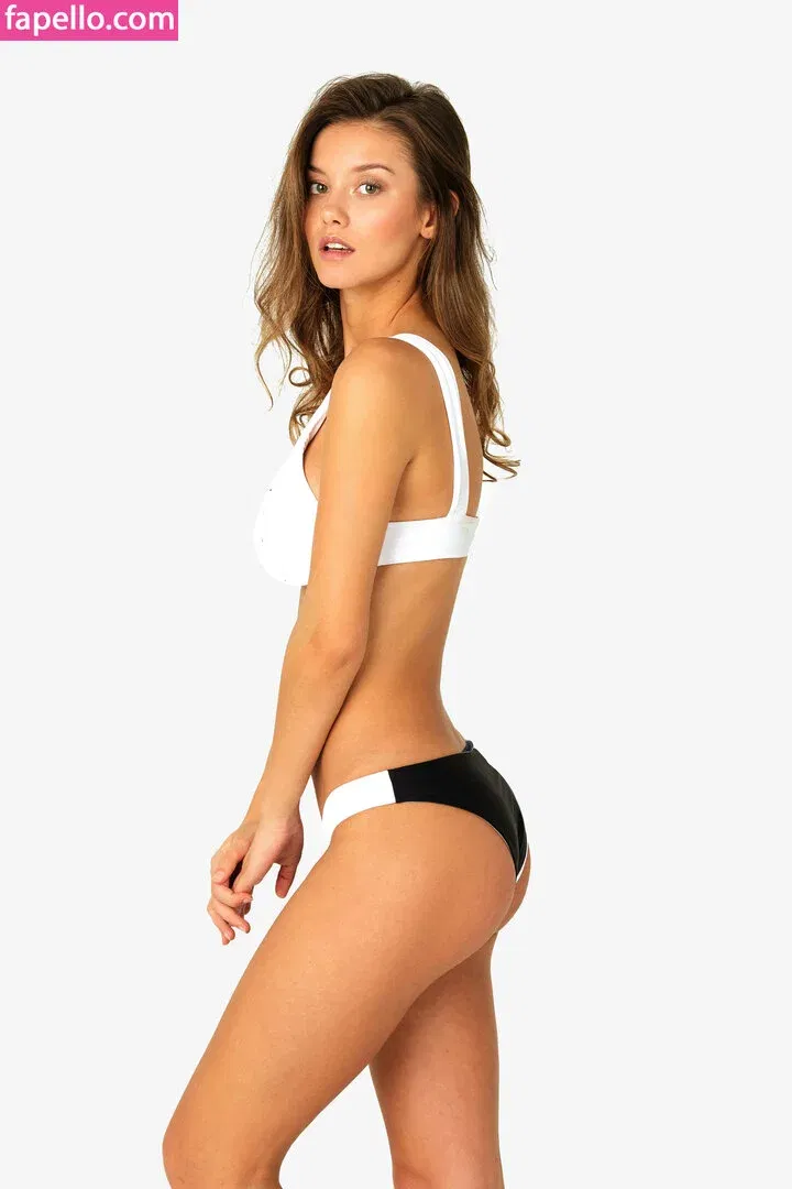 Nicola Cavanis Onlyfans Photo Gallery 