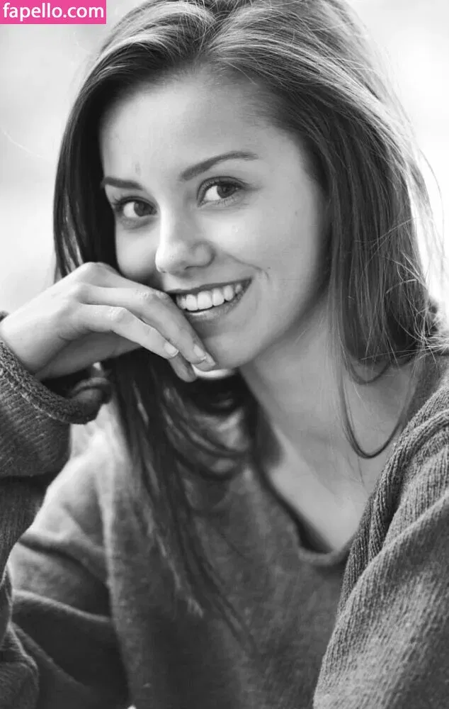 Nicola Cavanis Onlyfans Photo Gallery 