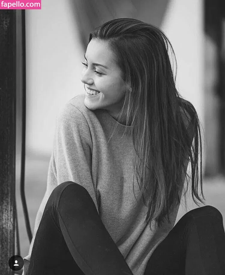 Nicola Cavanis Onlyfans Photo Gallery 