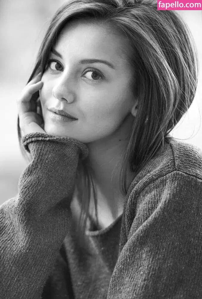 Nicola Cavanis Onlyfans Photo Gallery 