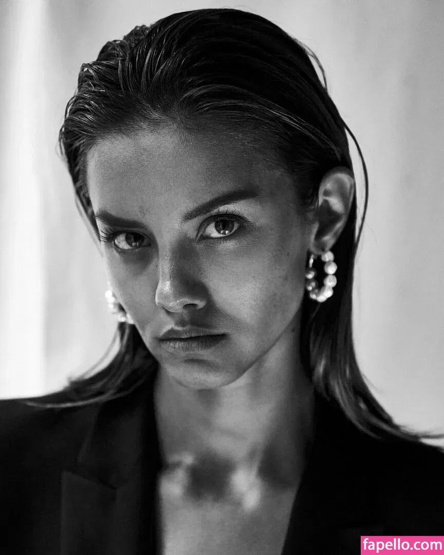 Nicola Cavanis Onlyfans Photo Gallery 