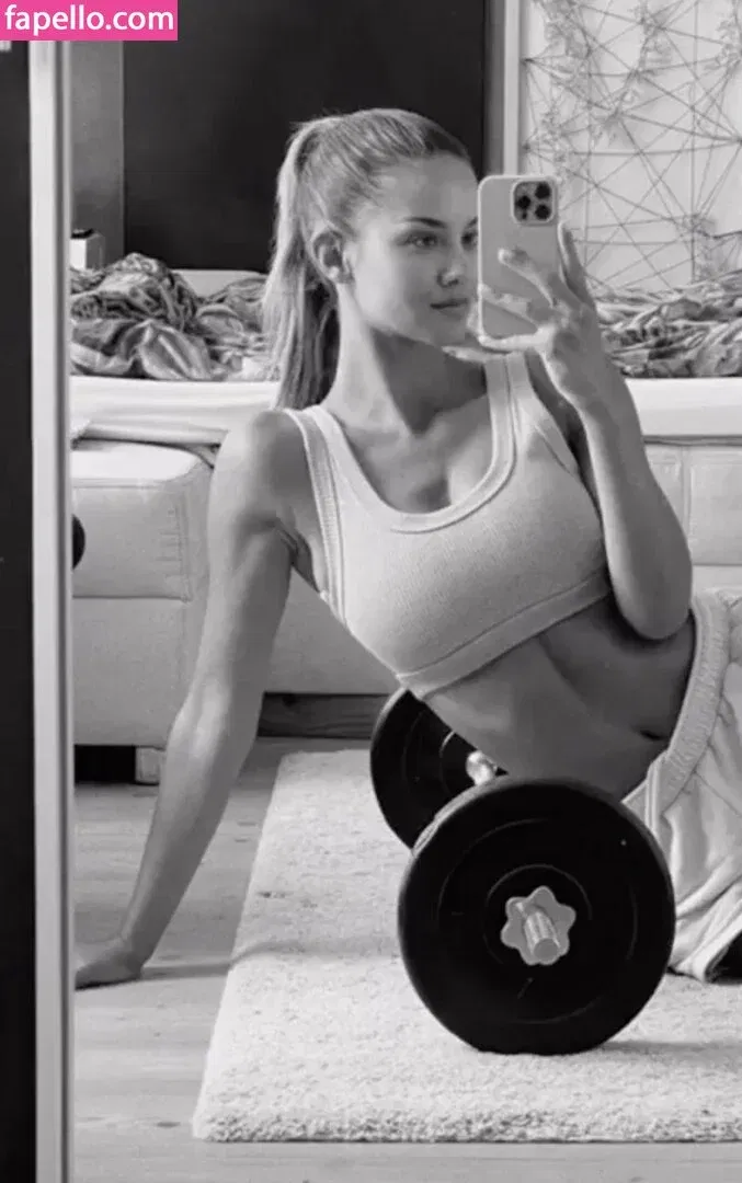 Nicola Cavanis Onlyfans Photo Gallery 