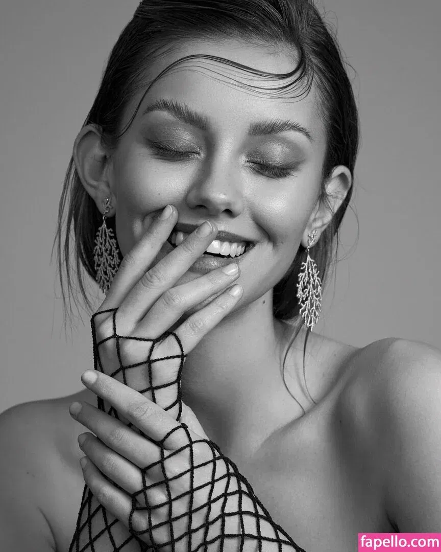 Nicola Cavanis Onlyfans Photo Gallery 