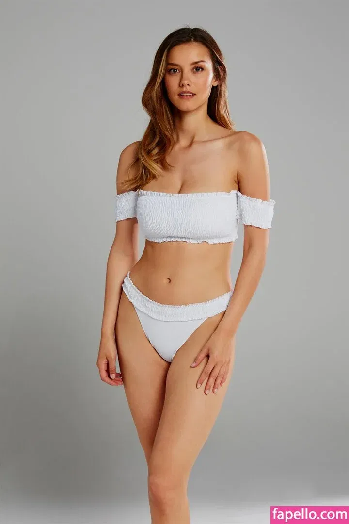 Nicola Cavanis Onlyfans Photo Gallery 