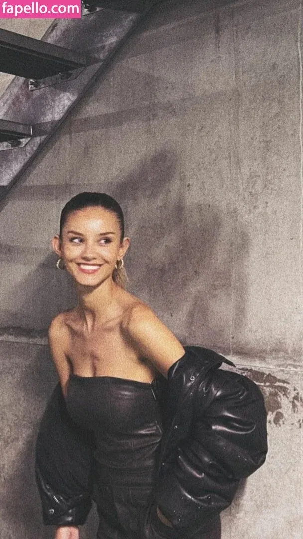 Nicola Cavanis Onlyfans Photo Gallery 