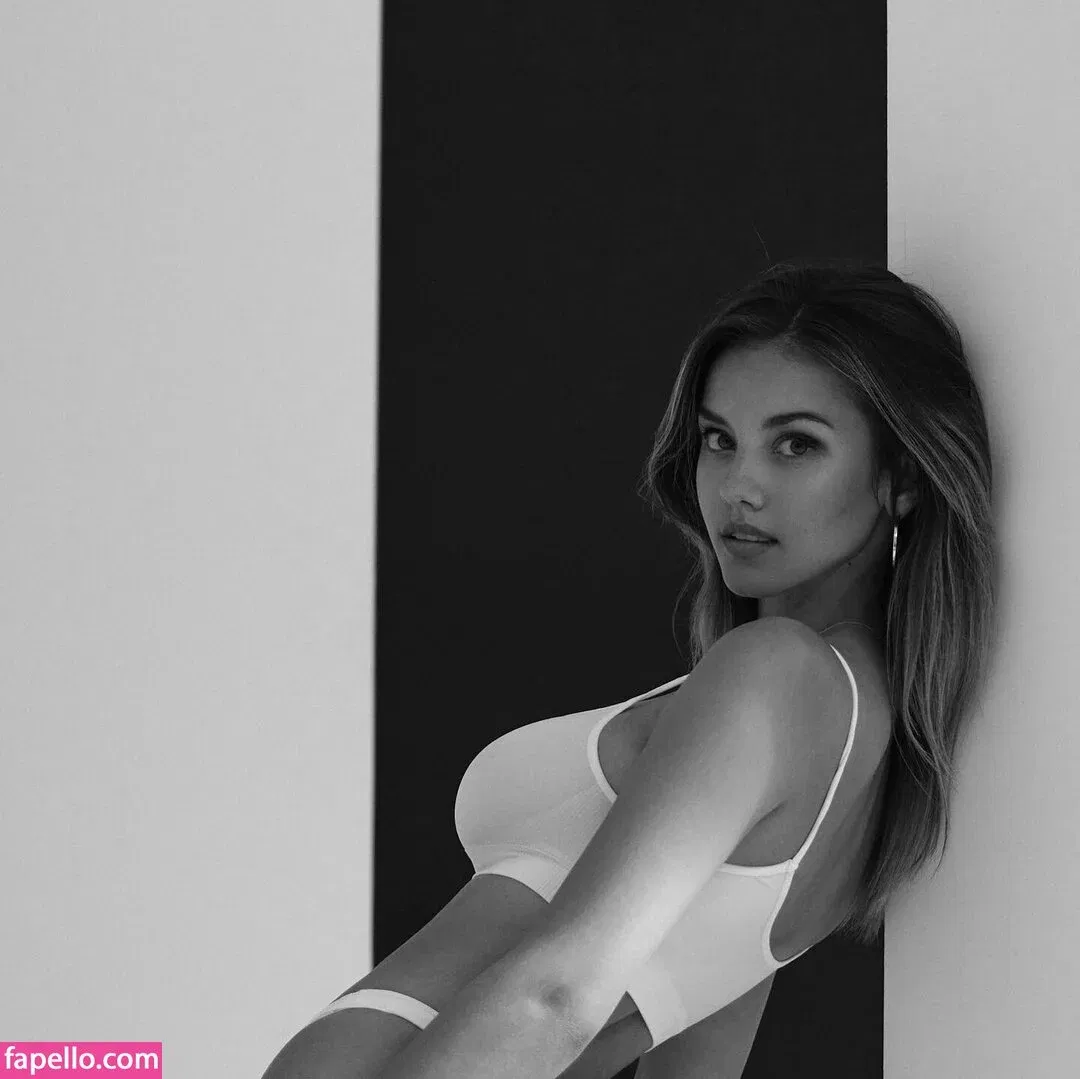 Nicola Cavanis Onlyfans Photo Gallery 