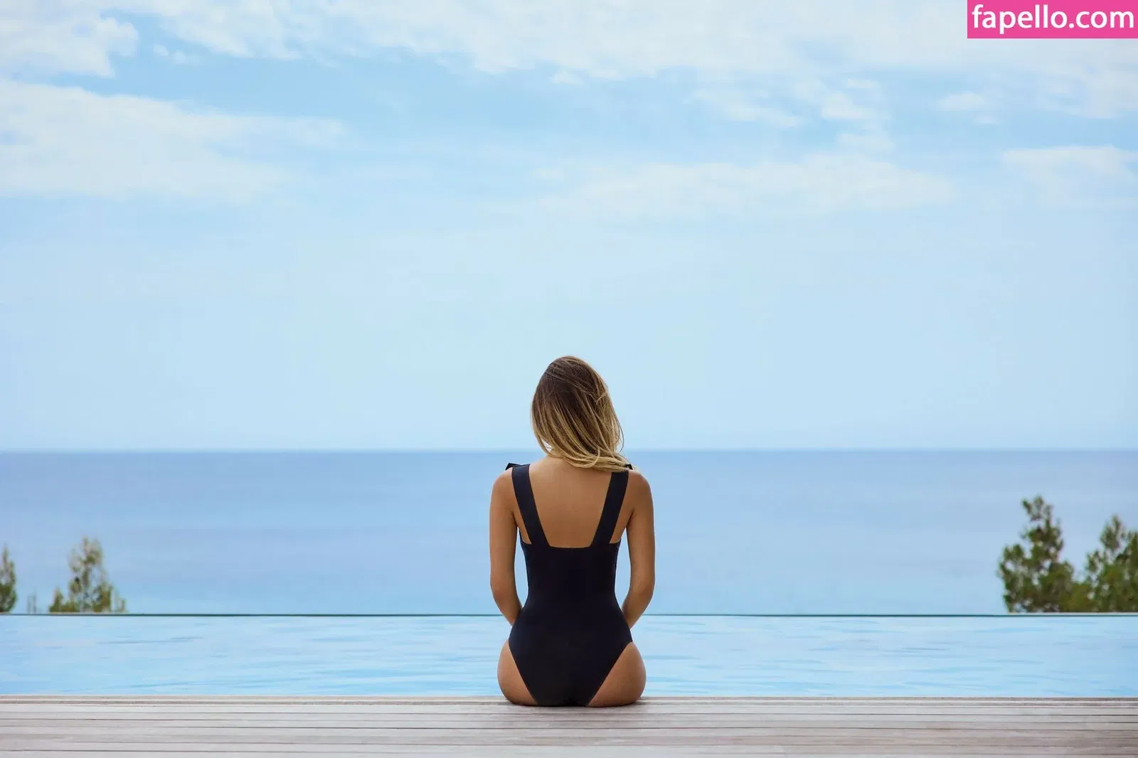 Nicola Cavanis Onlyfans Photo Gallery 