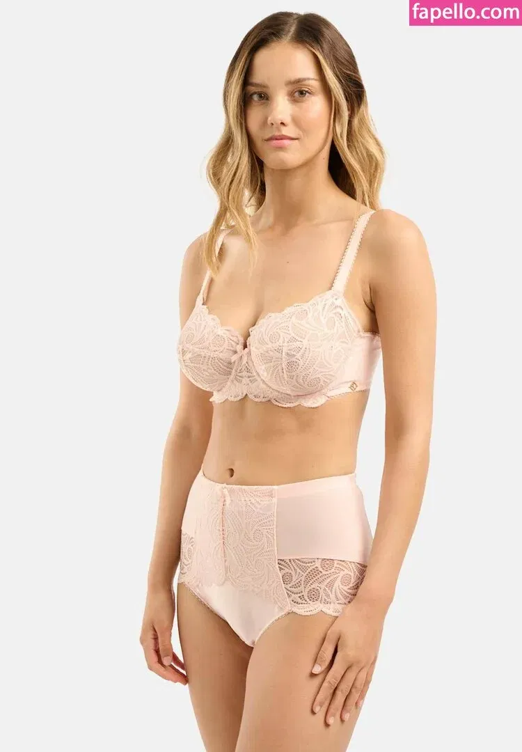 Nicola Cavanis Onlyfans Photo Gallery 