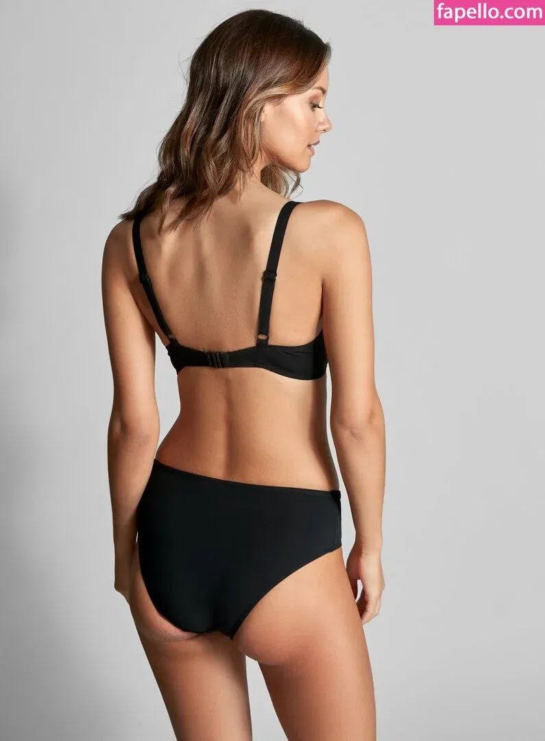 Nicola Cavanis Onlyfans Photo Gallery 