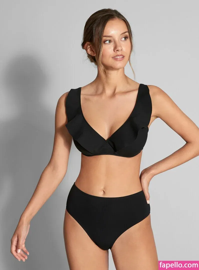 Nicola Cavanis Onlyfans Photo Gallery 