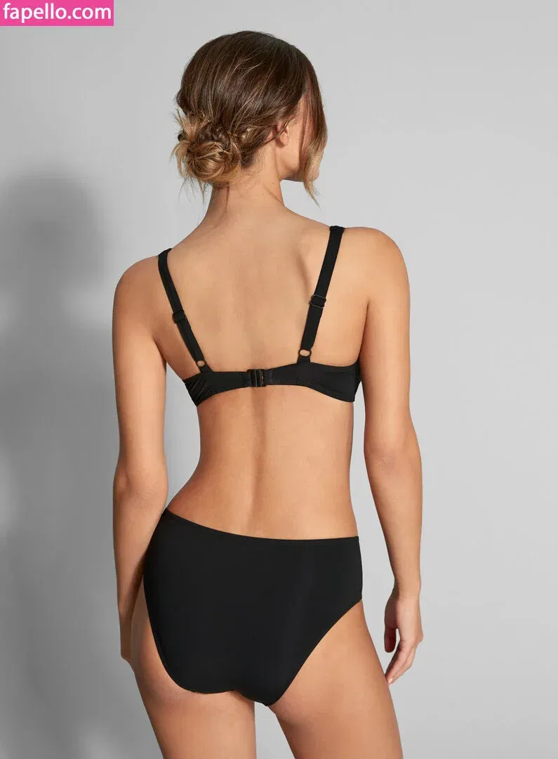 Nicola Cavanis Onlyfans Photo Gallery 