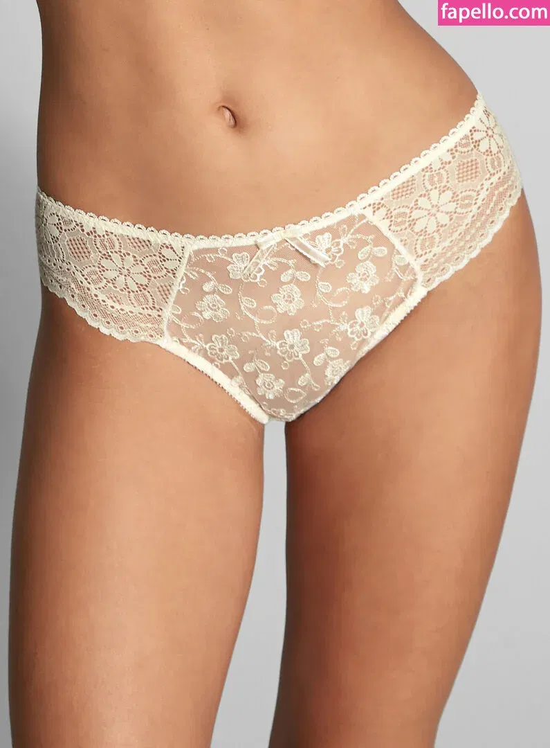 Nicola Cavanis Onlyfans Photo Gallery 