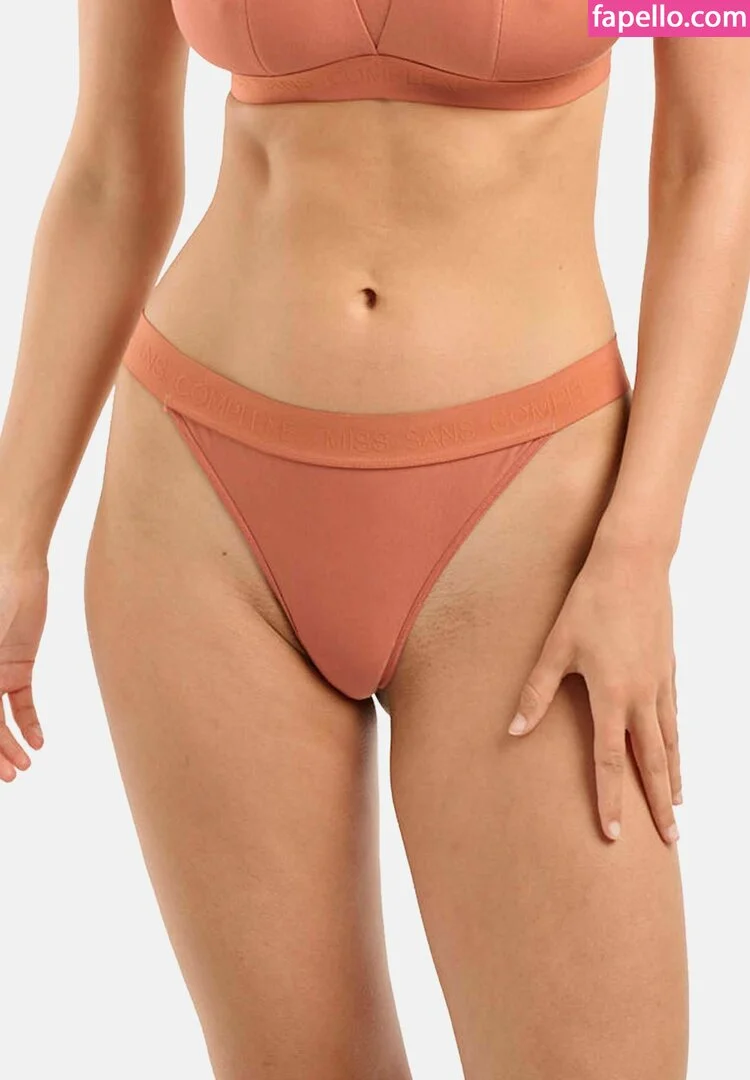 Nicola Cavanis Onlyfans Photo Gallery 