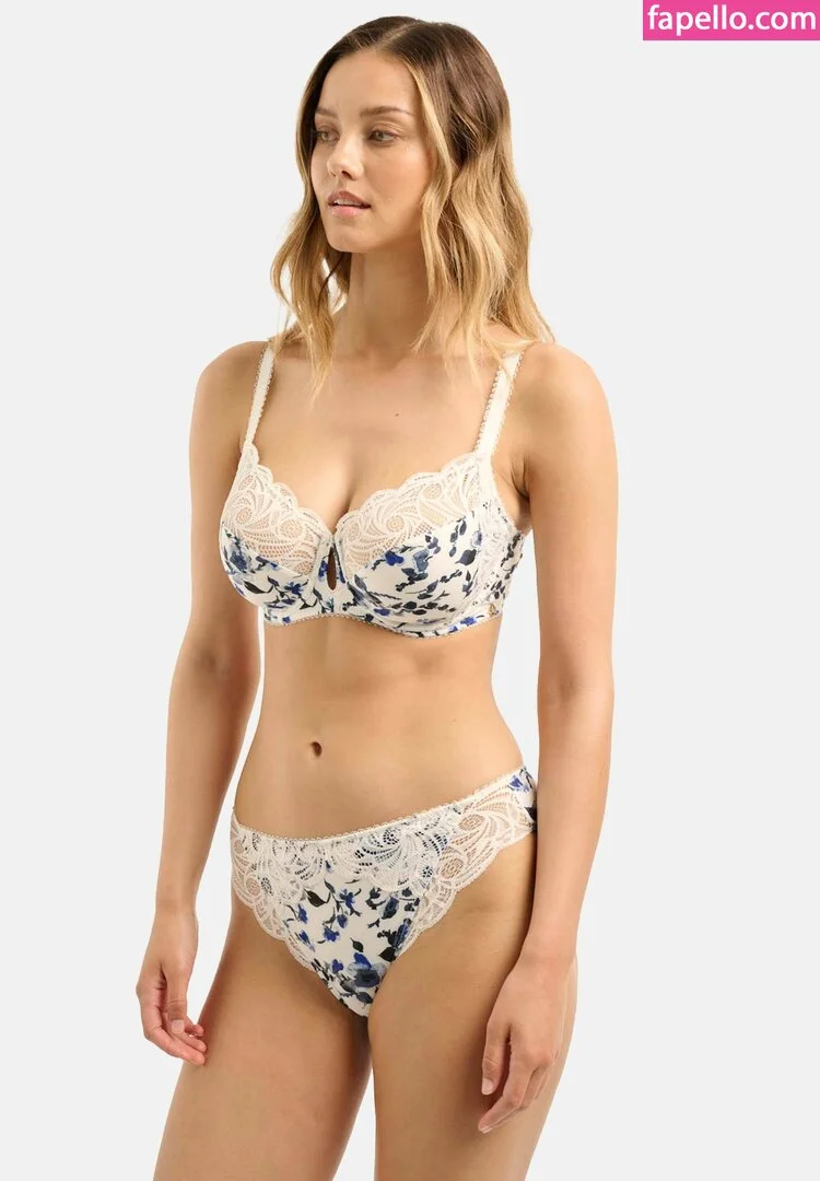 Nicola Cavanis Onlyfans Photo Gallery 