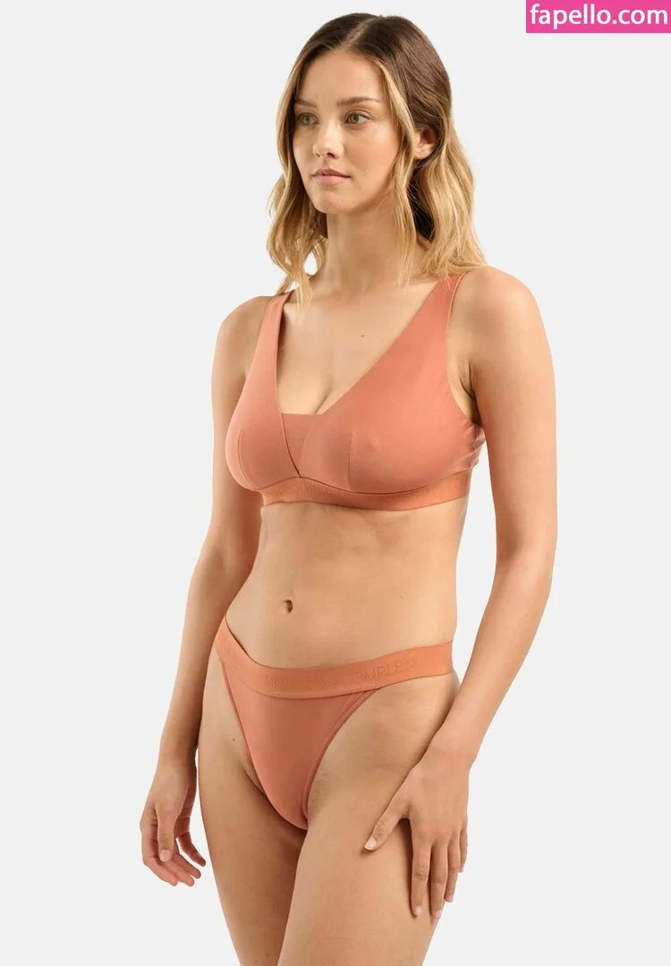 Nicola Cavanis Onlyfans Photo Gallery 