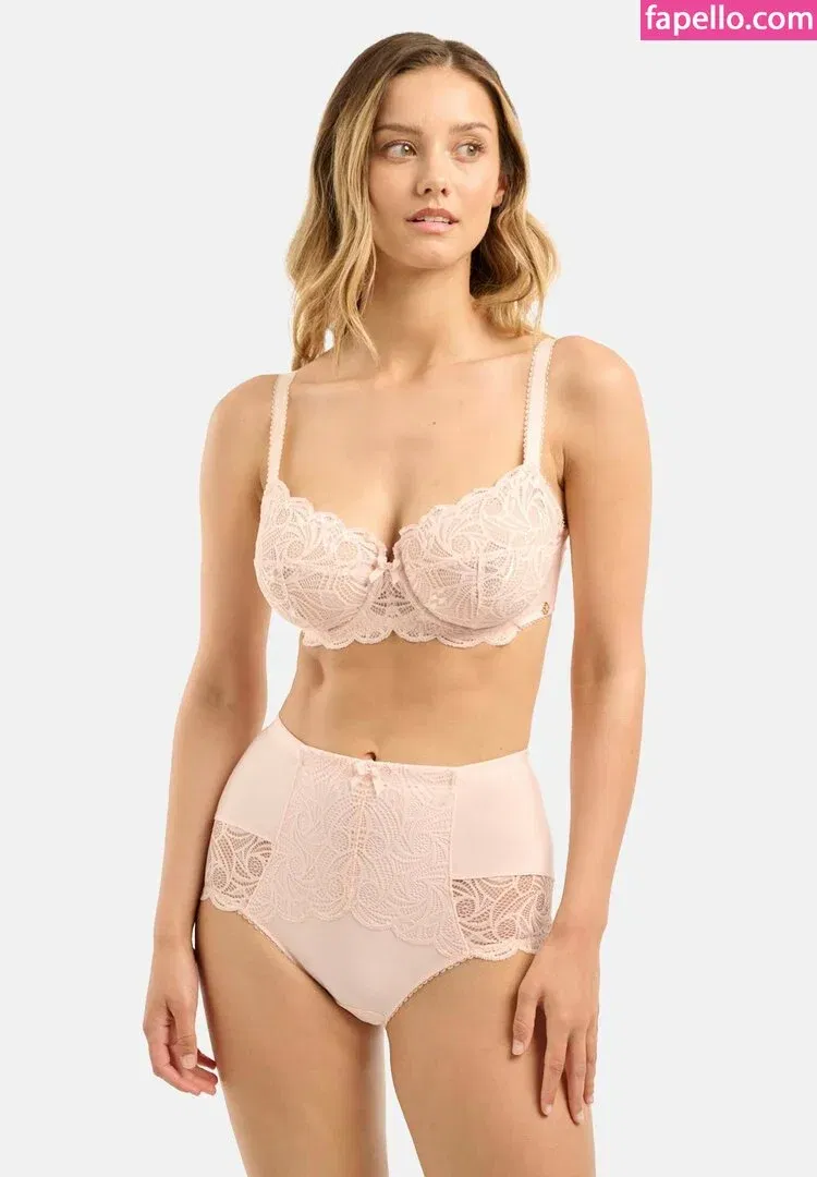 Nicola Cavanis Onlyfans Photo Gallery 