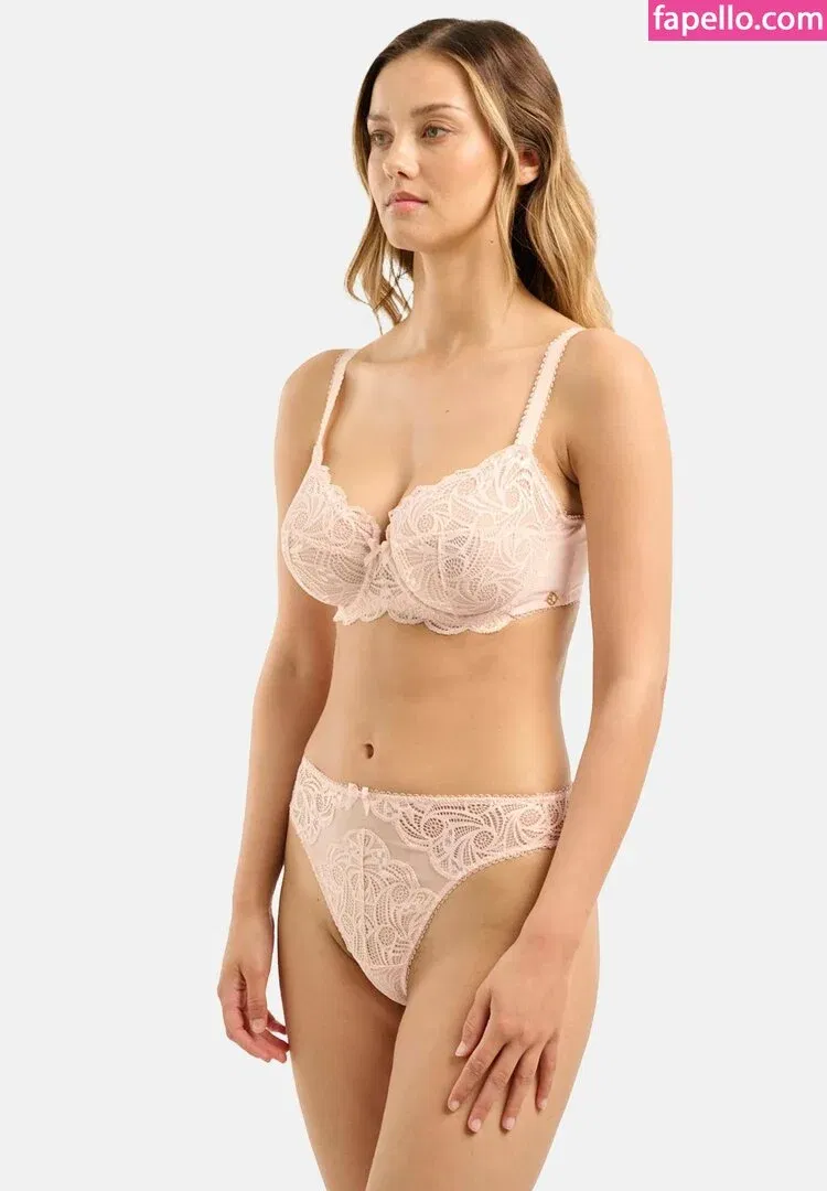 Nicola Cavanis Onlyfans Photo Gallery 