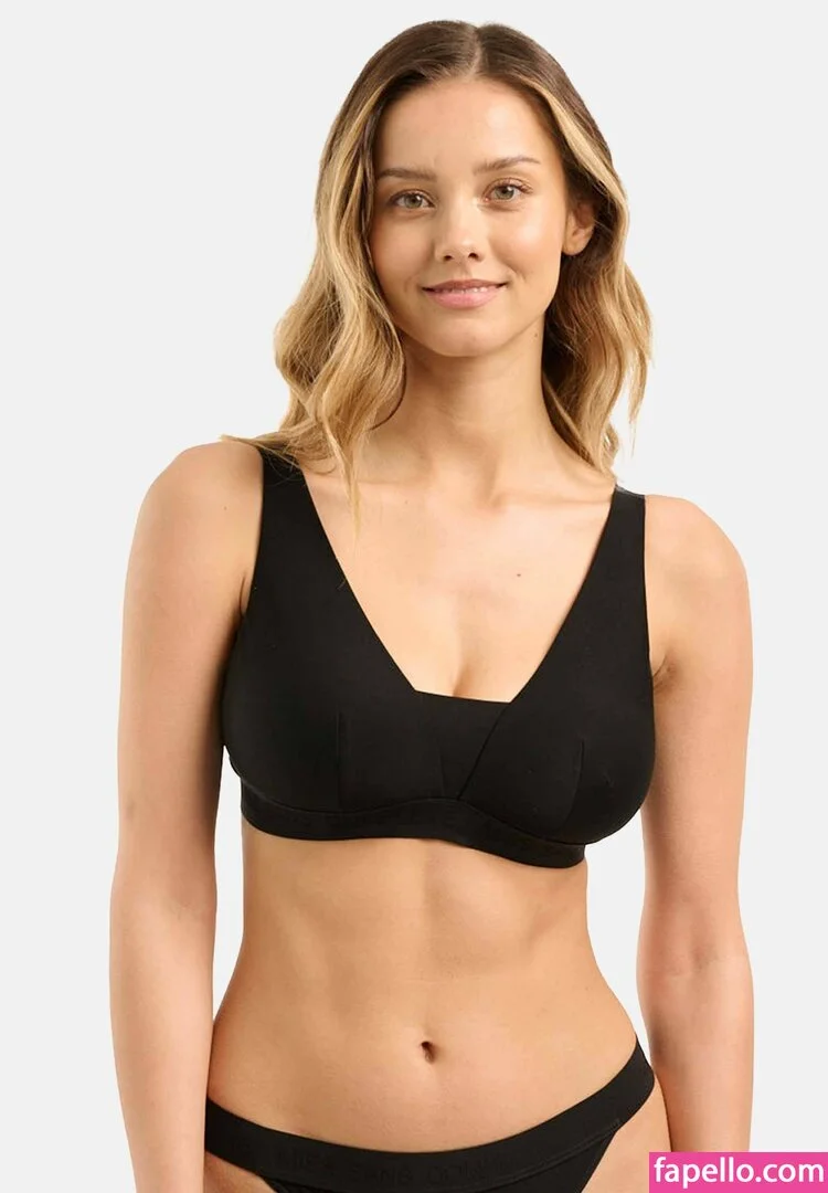 Nicola Cavanis Onlyfans Photo Gallery 