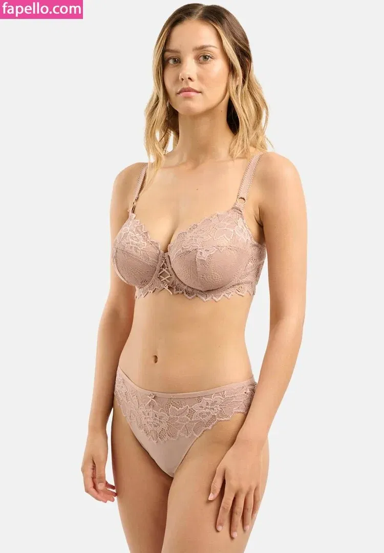 Nicola Cavanis Onlyfans Photo Gallery 