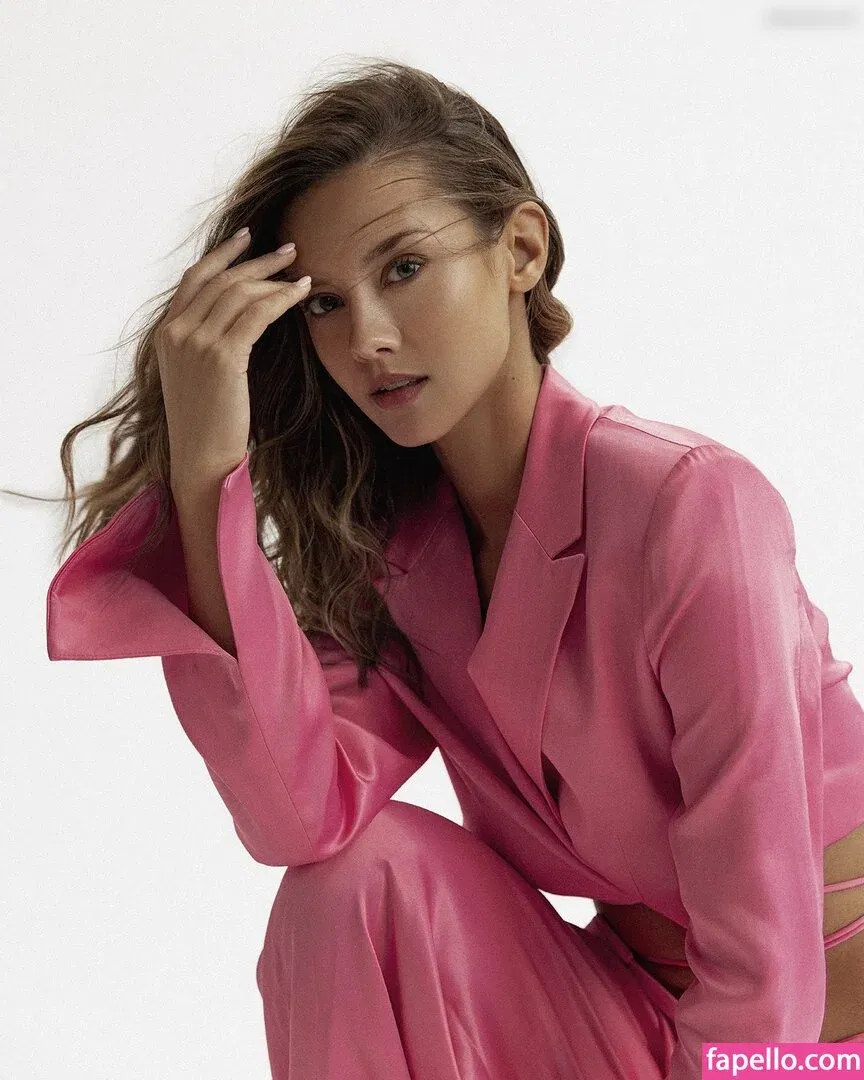 Nicola Cavanis Onlyfans Photo Gallery 